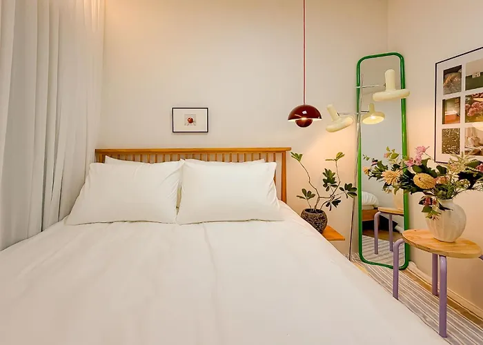 Jongro, Naksan Park, Bukchon Hanok Village, Gyeongbokgung Palace,명동10분 *