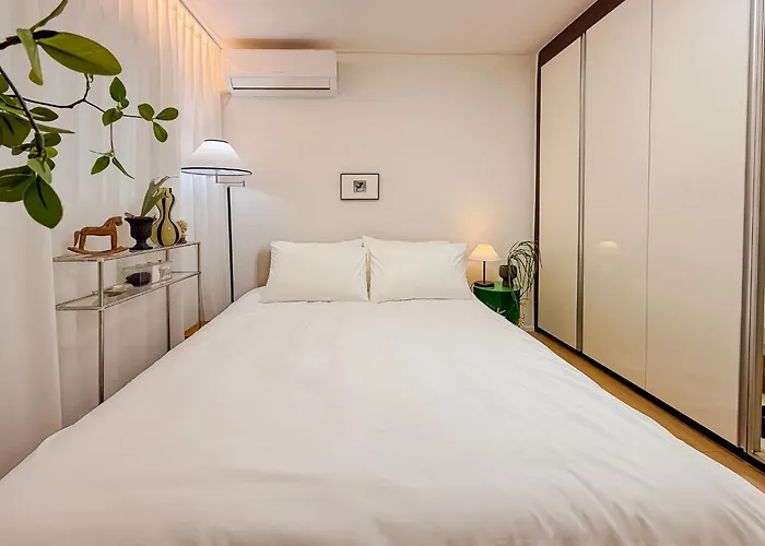 Jongro, Naksan Park, Bukchon Hanok Village, Gyeongbokgung Palace,명동10분 * Seoul