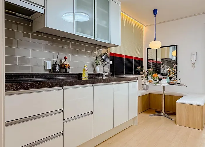 Jongro, Naksan Park, Bukchon Hanok Village, Gyeongbokgung Palace,명동10분 Apartment